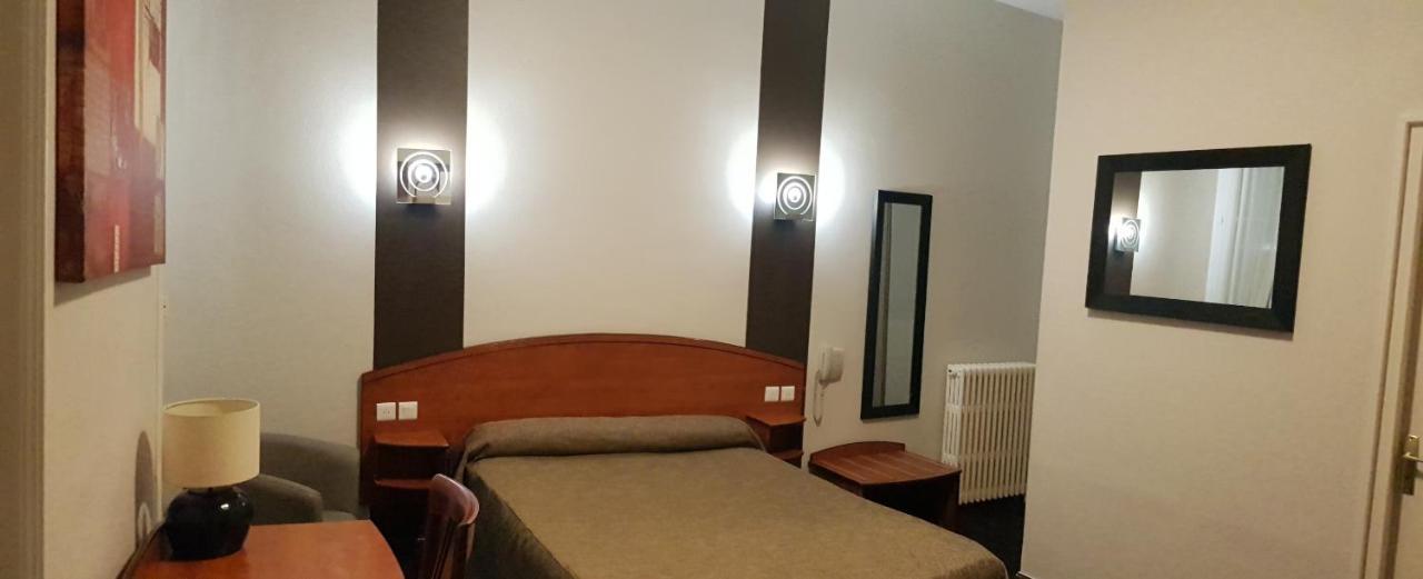 אולורן-סנט-מארי Hotel De La Paix מראה חיצוני תמונה