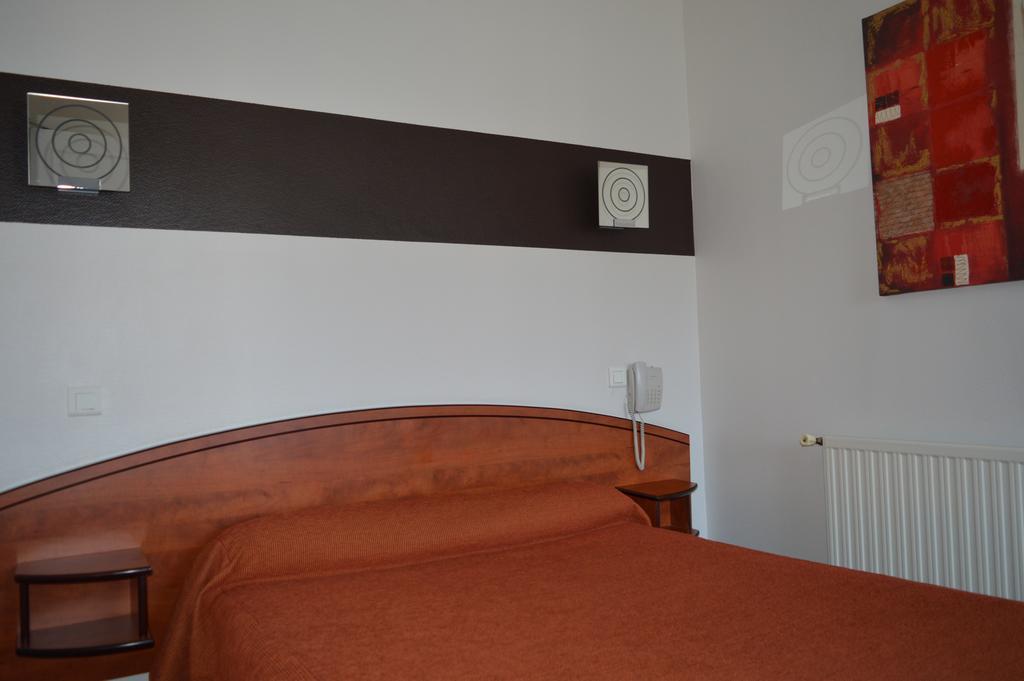 אולורן-סנט-מארי Hotel De La Paix מראה חיצוני תמונה